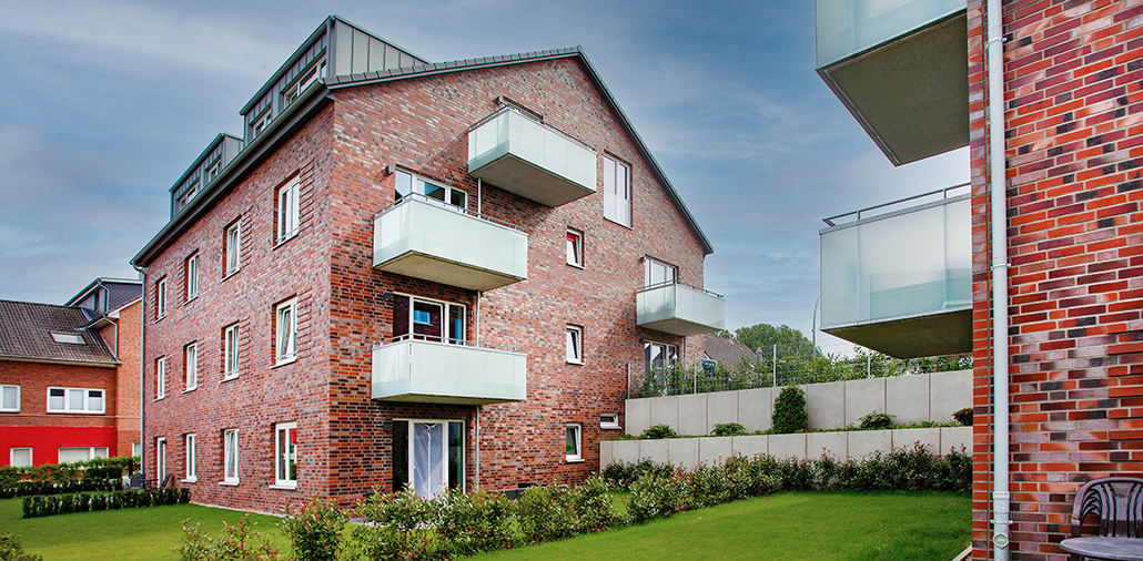 Gartenansicht eines der Mehrfamilienhäuser mit insgesamt 20 Wohnungen am Kirchwerder Elbdeich